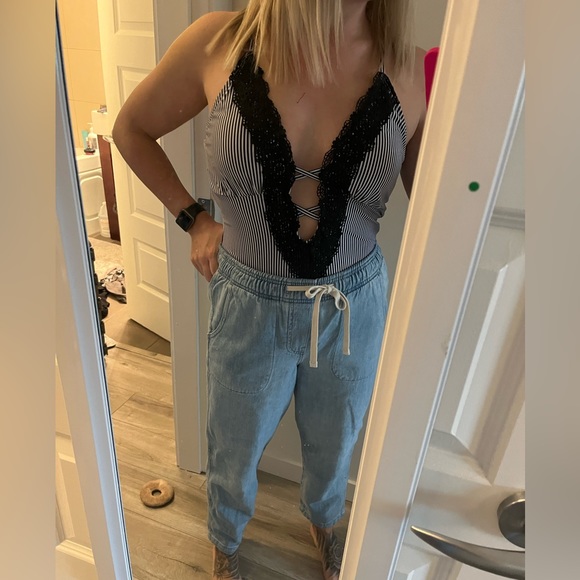 Low cut swimsuit - Picture 2 of 4